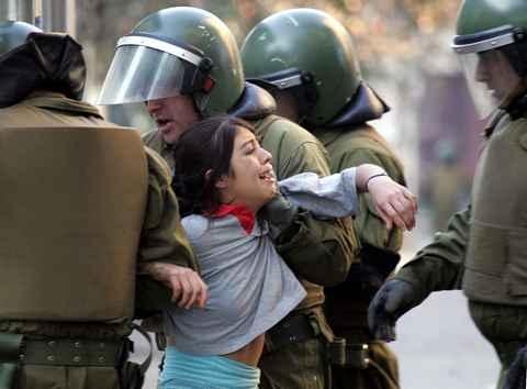 http://diariando.files.wordpress.com/2011/03/una_estudiante_es_detenida_por_la_policia_durante_las_protestas_efectuadas_recientemente_en_chile_articlepopup.jpg